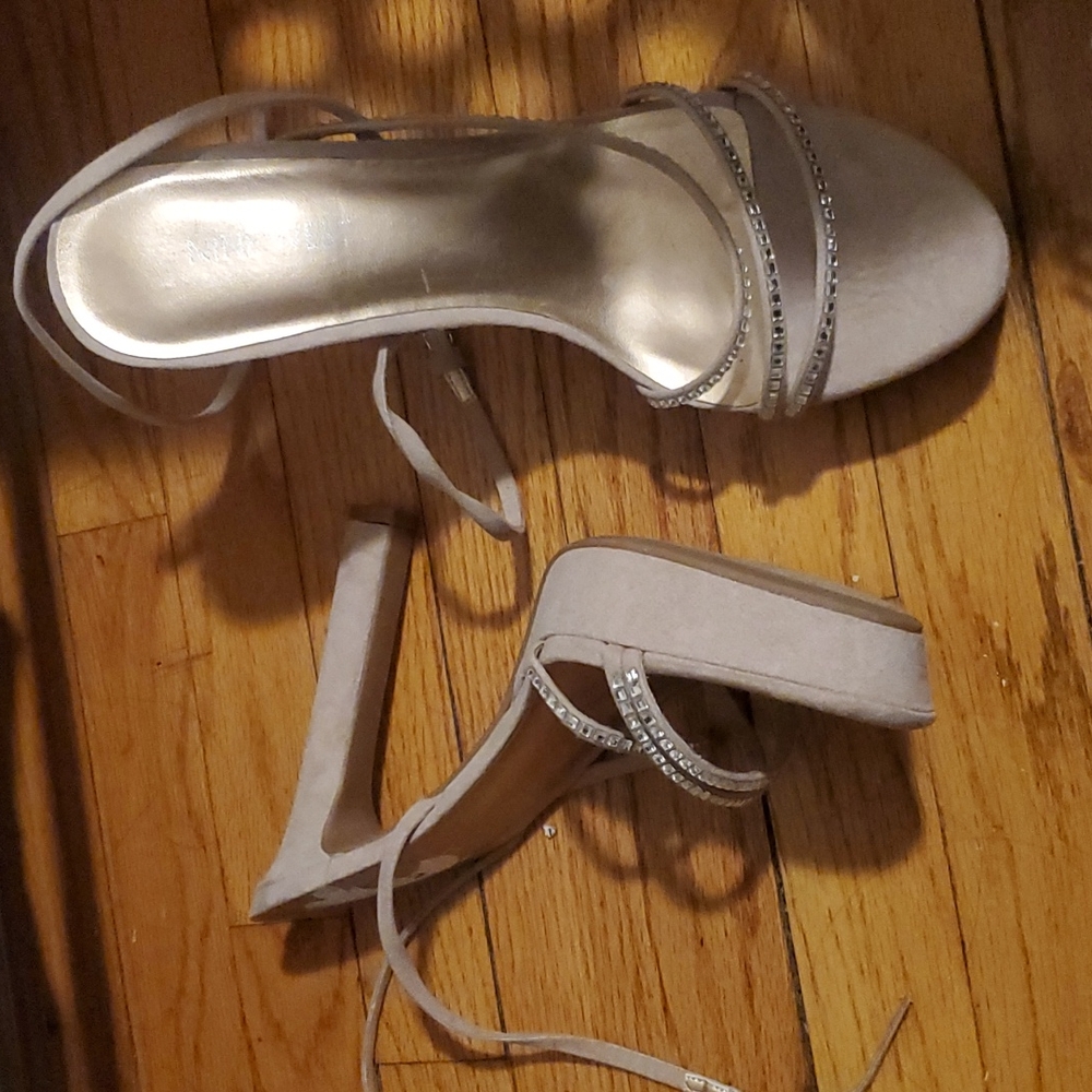 Heels - Picture 2 of 3